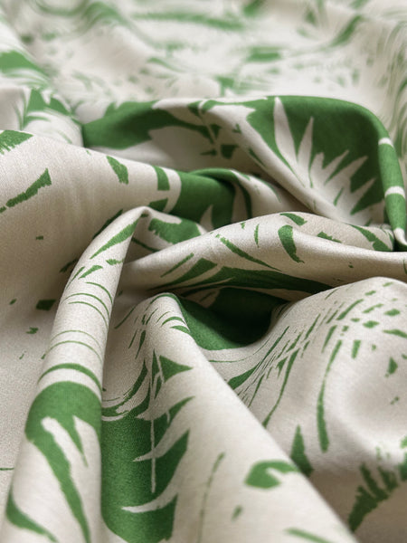 CP-9027W  LEAFY PRINT COTTON POPLIN SATIN FINSH. ITALY.