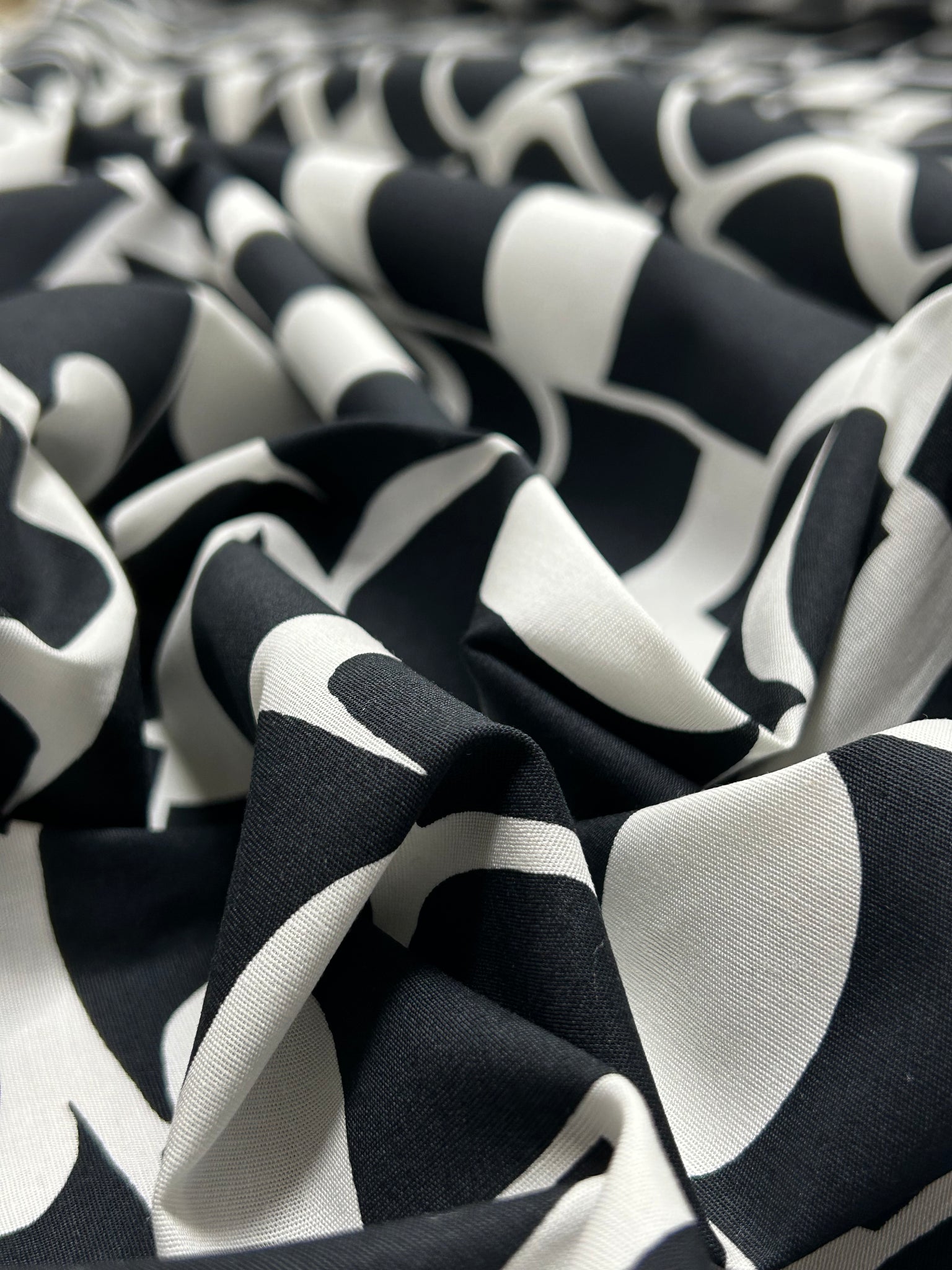 CP-9124W GEO PRINT VISCOSE CHALLIS. ITALY