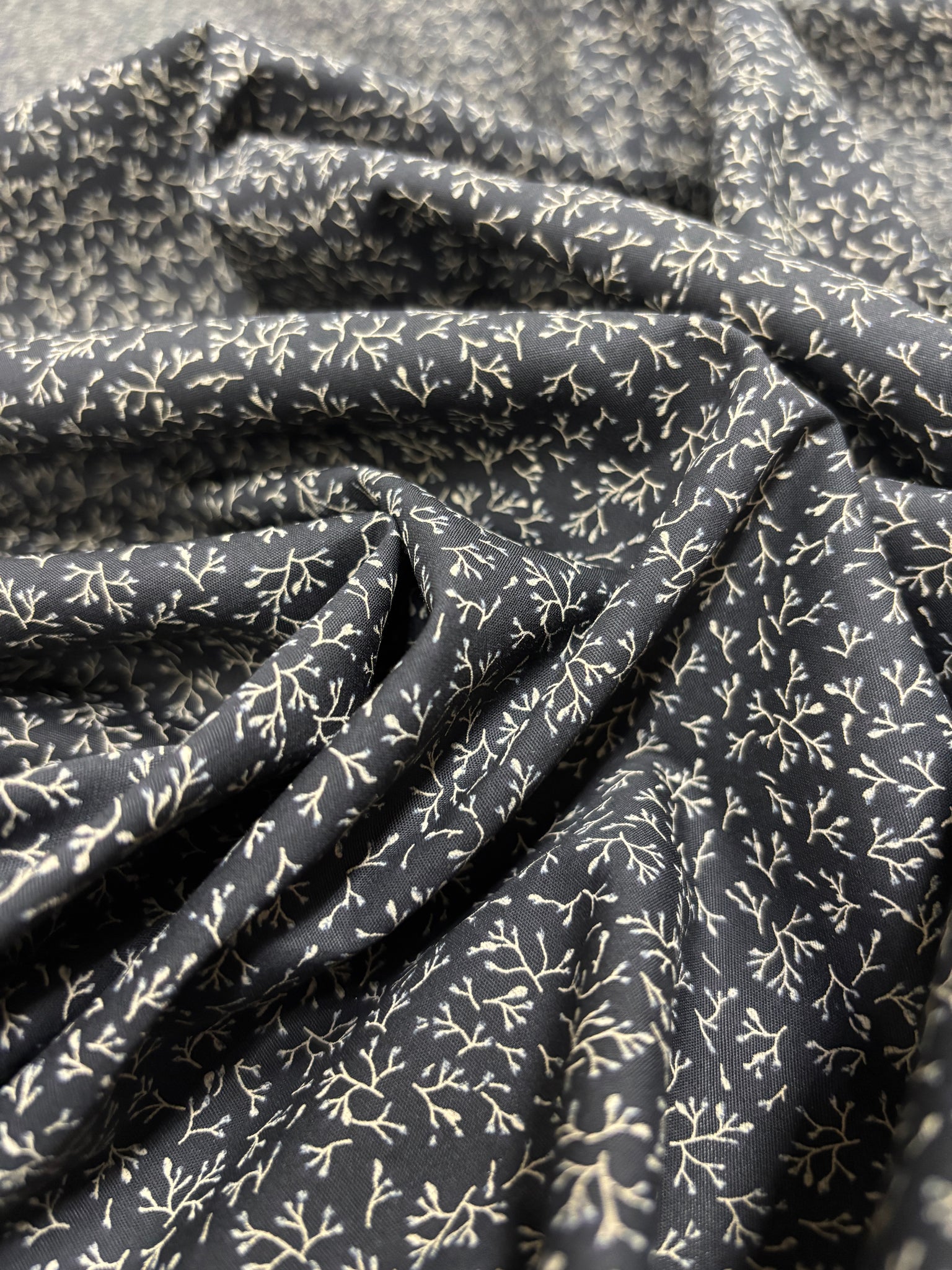 RV-9069W TWIGS PRINT COTTON POPLIN. ITALY.
