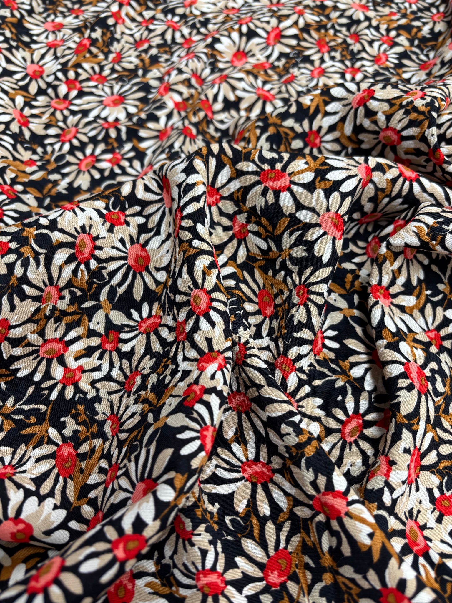REF-111 DAISY PRINT VISCOSE CREPE. ITALY. A CUT OF 1-5/8 YARDS.