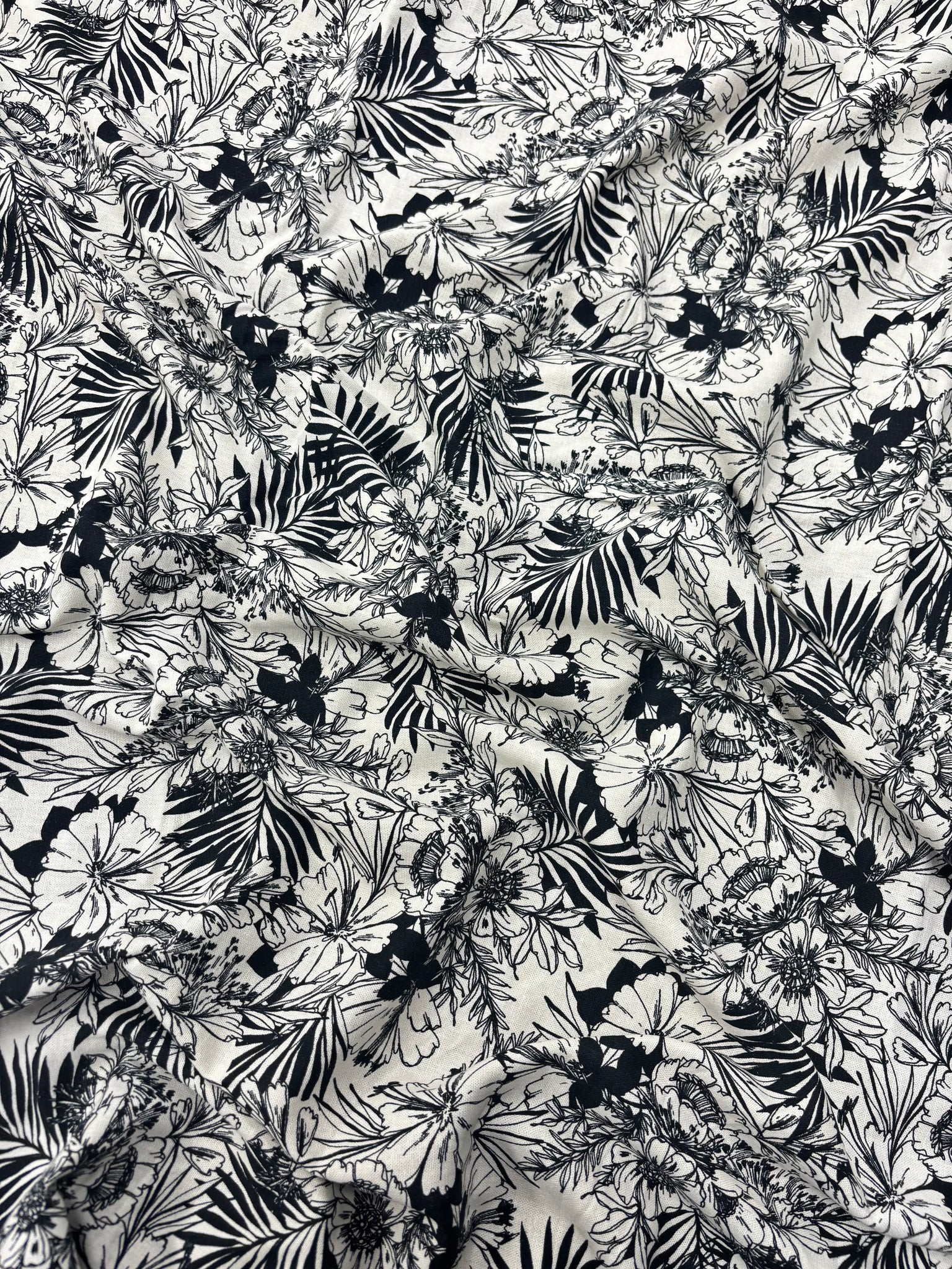 REF-119 FLORAL OUTLINE PRINT LINEN COTTON. ITALY. A CUT OF 2-7/8 YARDS.