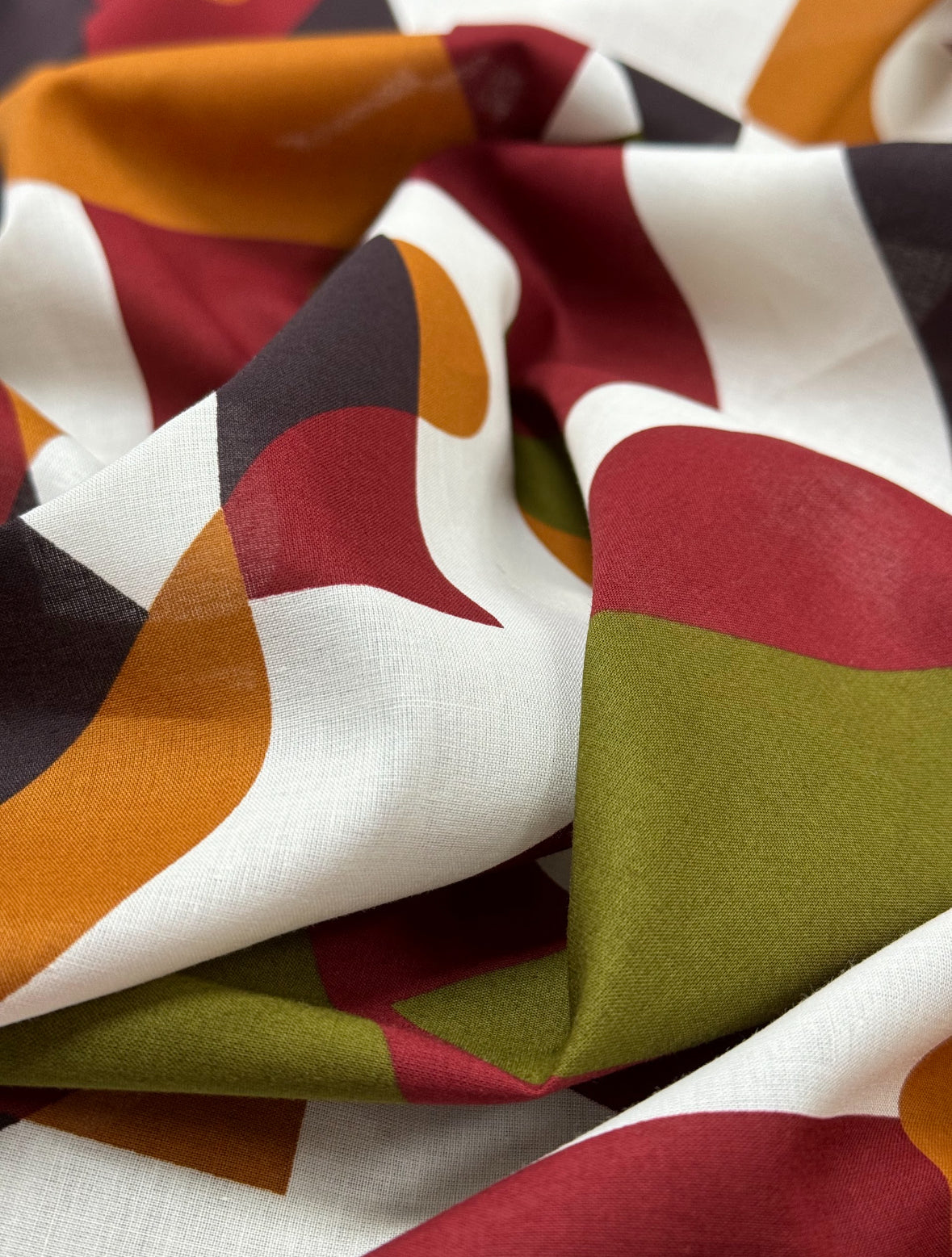 REF-107 GEO ABSTRACT PRINT COTTON POPLIN. ITALY. A CUT OF 2 YARDS.