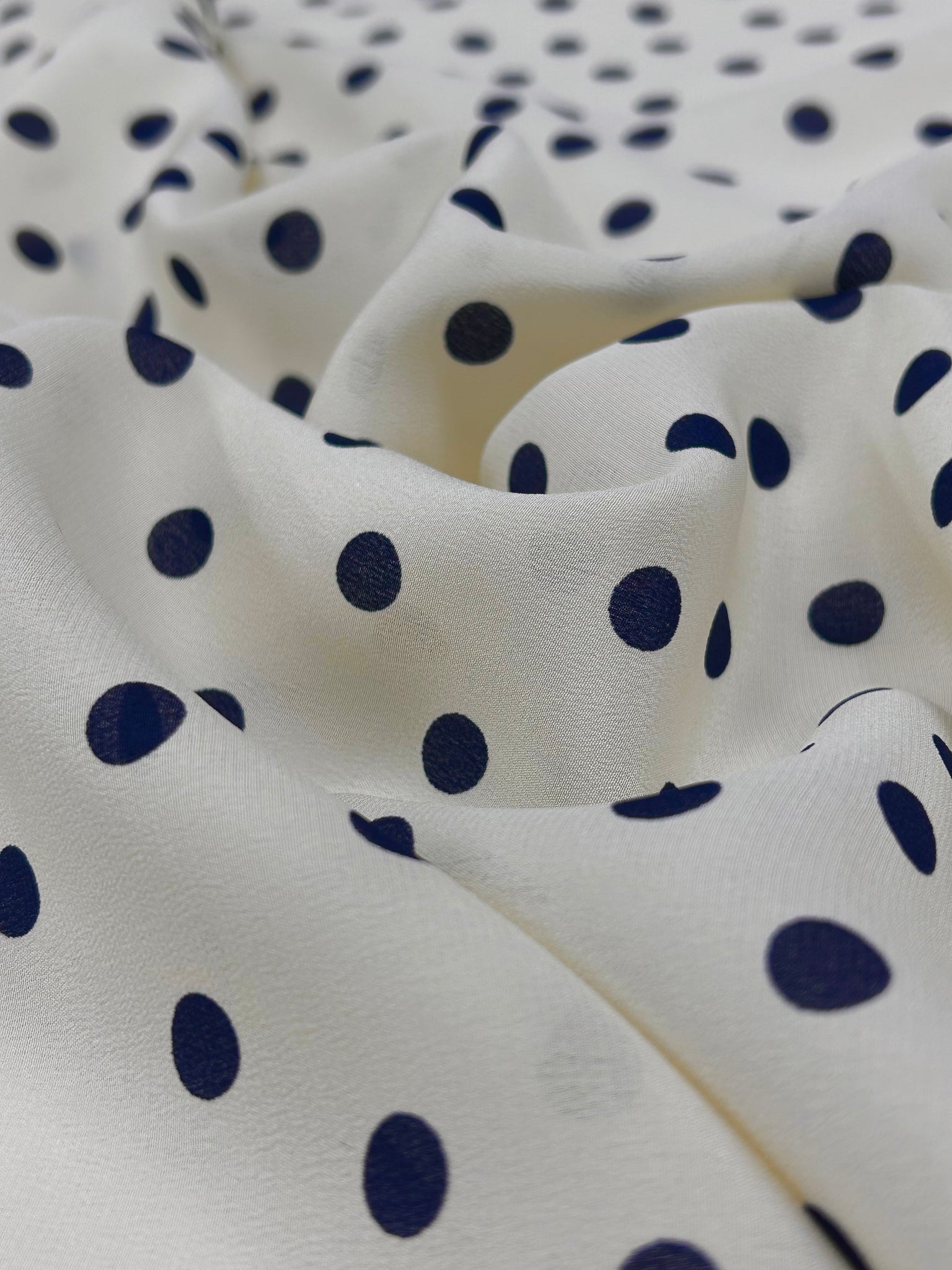 S-8077W POLKA DOTS PRINT FINE SILK CREPE DE CHINE. ITALY